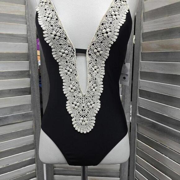 Crochet Necklace Plunge One Piece Swimsuit | Shade & Shore | Small (4/6) - Picture 3 of 9